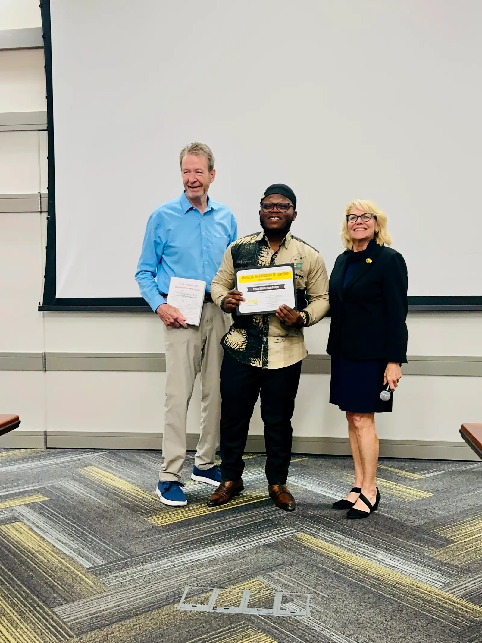 A Mumita representative receives a certificate in the United States
